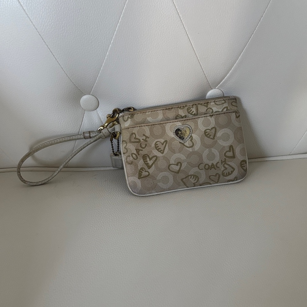 Coach Waverly Hearts Beige Heart Pattern Wristlet  ( PREOWNED) - Picture 4 of 16